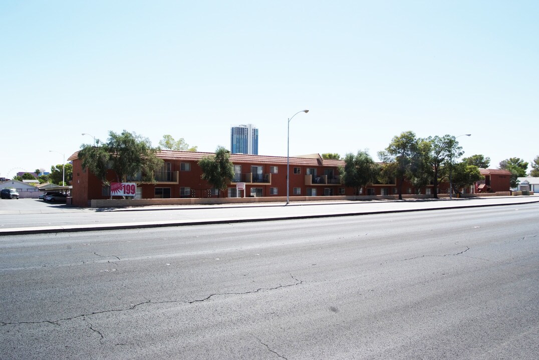 Decatur Pines Apartments in Las Vegas, NV - Building Photo