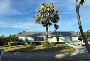 4621 SE Shady Ridge Ln in Stuart, FL - Building Photo