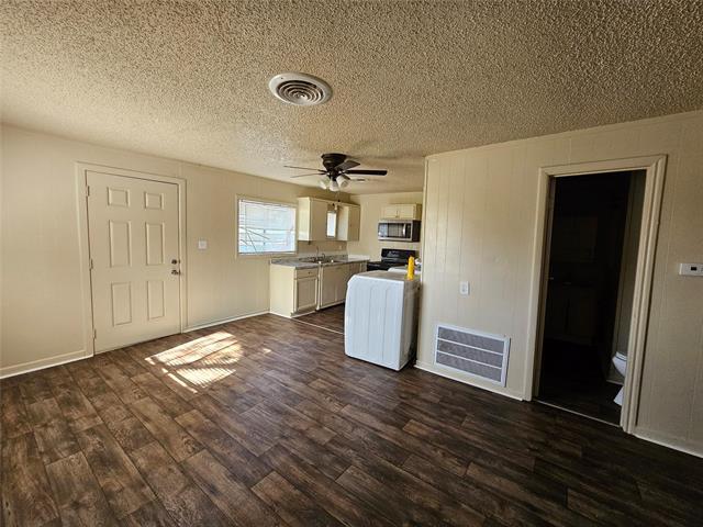109 E Clay St in Bowie, TX - Building Photo - Building Photo
