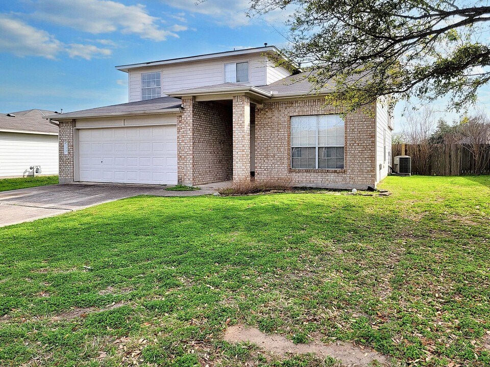 300 Janis Mae Dr in Hutto, TX - Building Photo