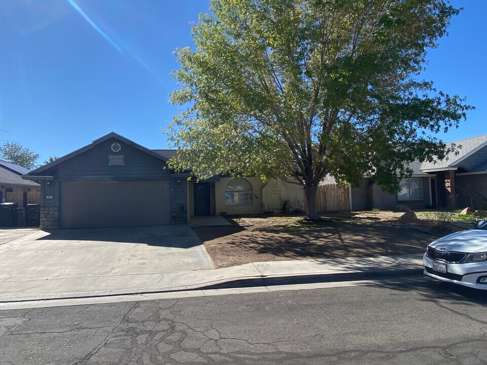 701 Beth Ln in Ridgecrest, CA - Building Photo