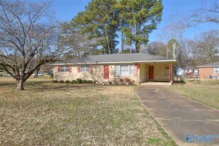 3606 Northwest Crestmore Avenue in Huntsville, AL - Building Photo