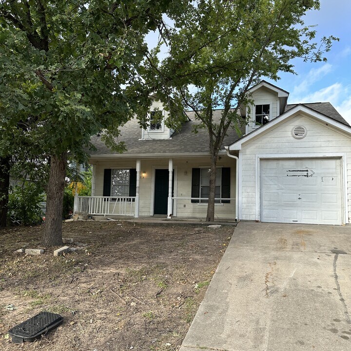 1704 Lovingood Dr in Austin, TX - Building Photo