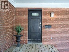 28 Ladore Dr in Brampton, ON - Building Photo - Building Photo