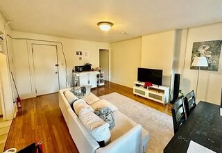 915 Beacon St, Unit 912-3 in Boston, MA - Building Photo - Building Photo