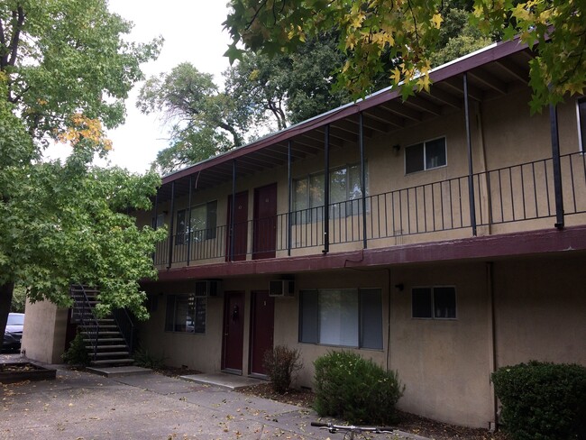 626 W 1st Ave in Chico, CA - Foto de edificio - Building Photo