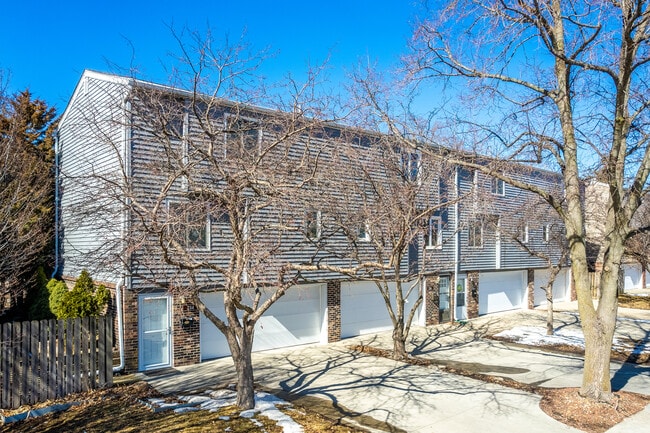 Cedar Village Townhomes in West Des Moines, IA - Building Photo - Building Photo