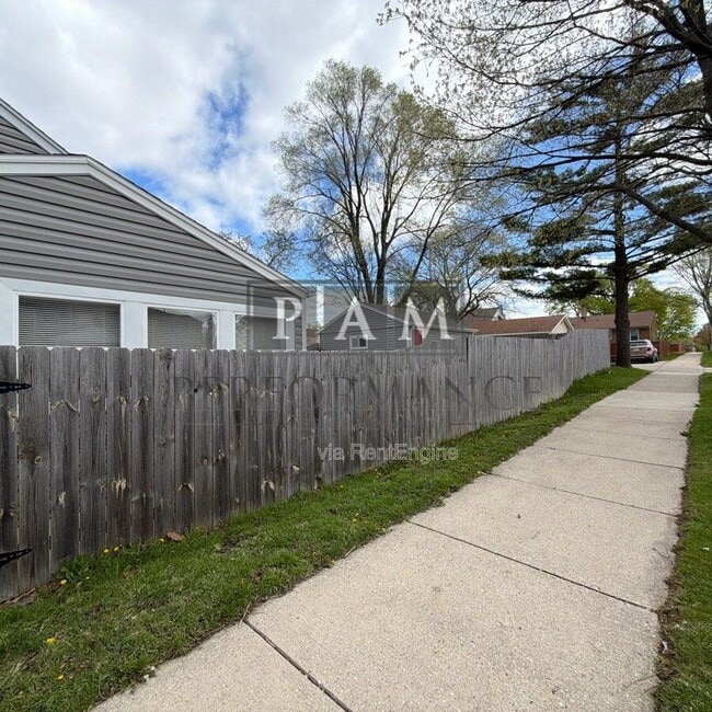 3270 S 24th St in Milwaukee, WI - Building Photo - Building Photo