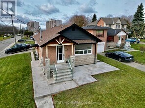 2 Harris Park Dr in Toronto, ON - Building Photo - Building Photo