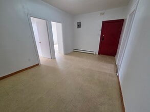 809 Astoria Blvd, Unit 2 in Astoria, NY - Foto de edificio - Building Photo