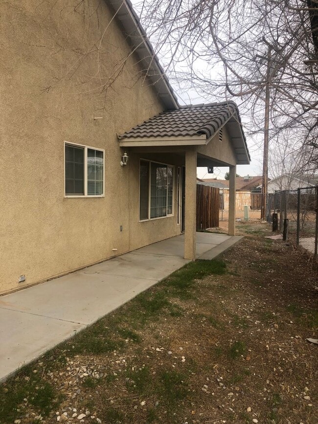 15555 Broken Bow Rd in Apple Valley, CA - Building Photo - Building Photo