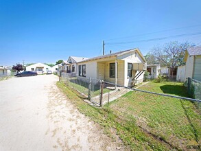 214 Beardsley Ave in Bakersfield, CA - Building Photo - Building Photo