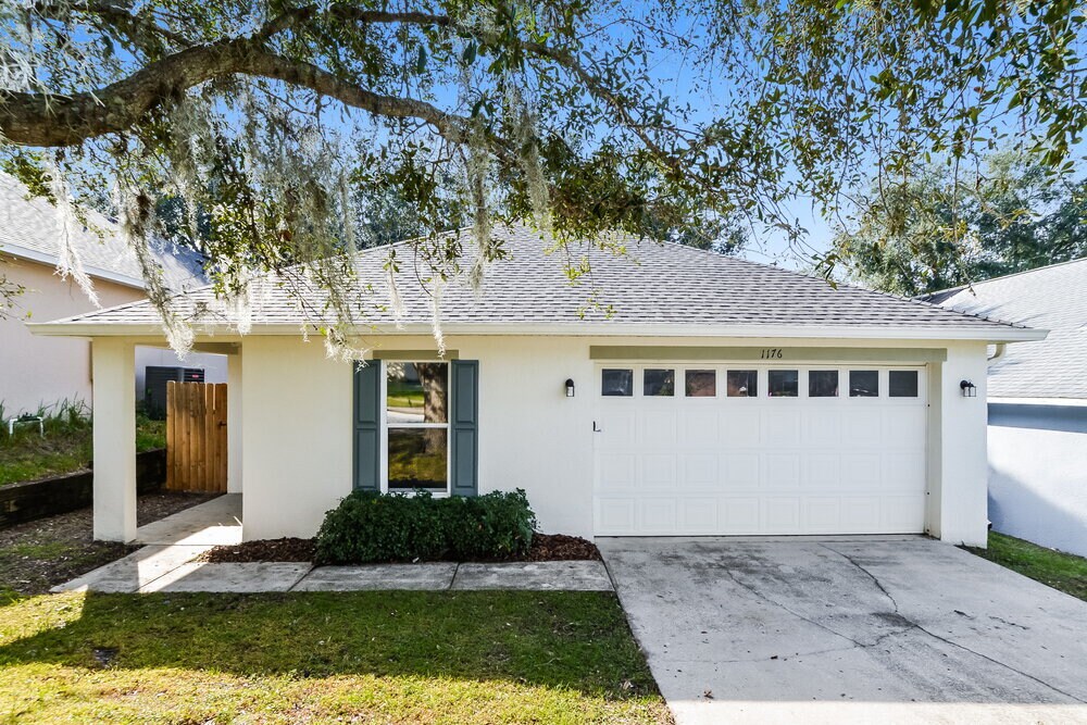 1176 Stoneham Dr in Groveland, FL - Building Photo