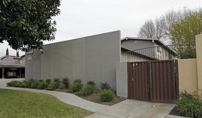 10323 Pradera Ave in Montclair, CA - Foto de edificio - Building Photo