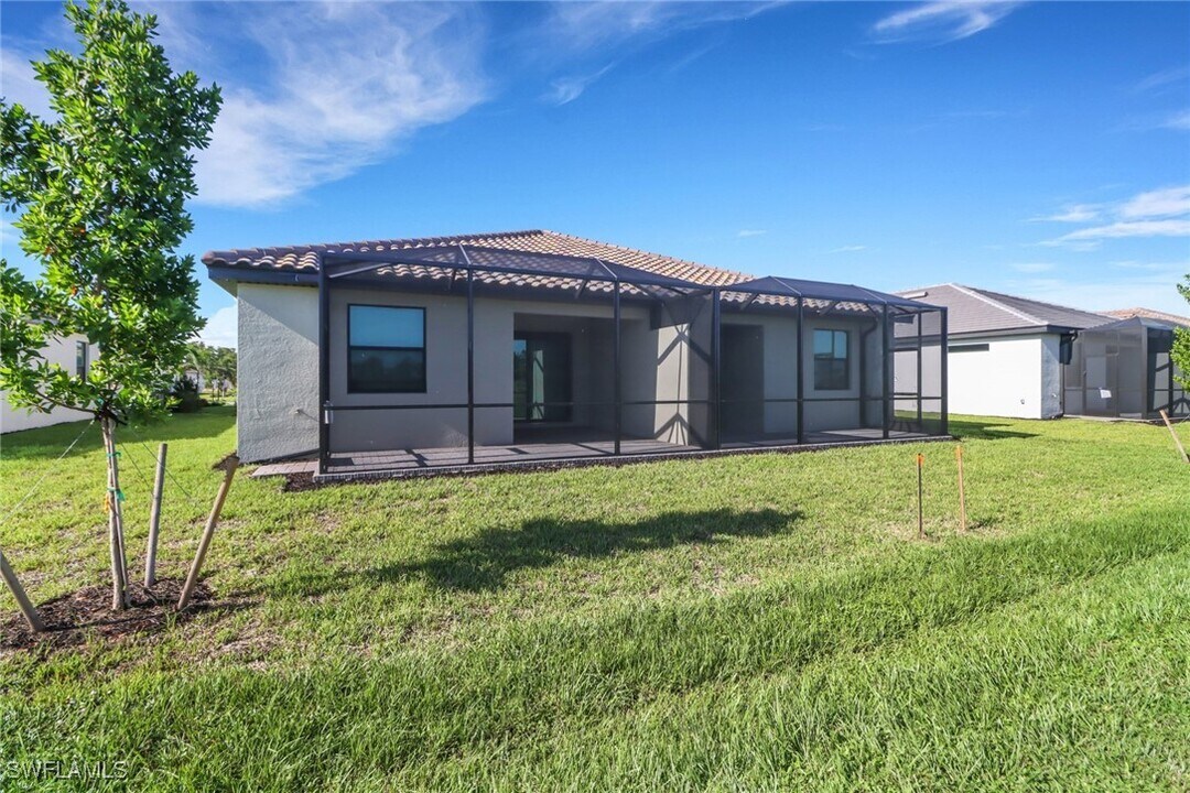 19600 Hinkley Dr in Estero, FL - Foto de edificio