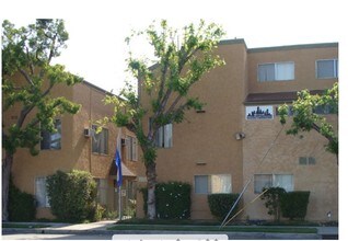 5708 Tujunga Ave in North Hollywood, CA - Building Photo - Building Photo