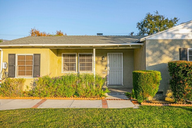 2206 N Orchard Dr in Burbank, CA - Building Photo - Building Photo