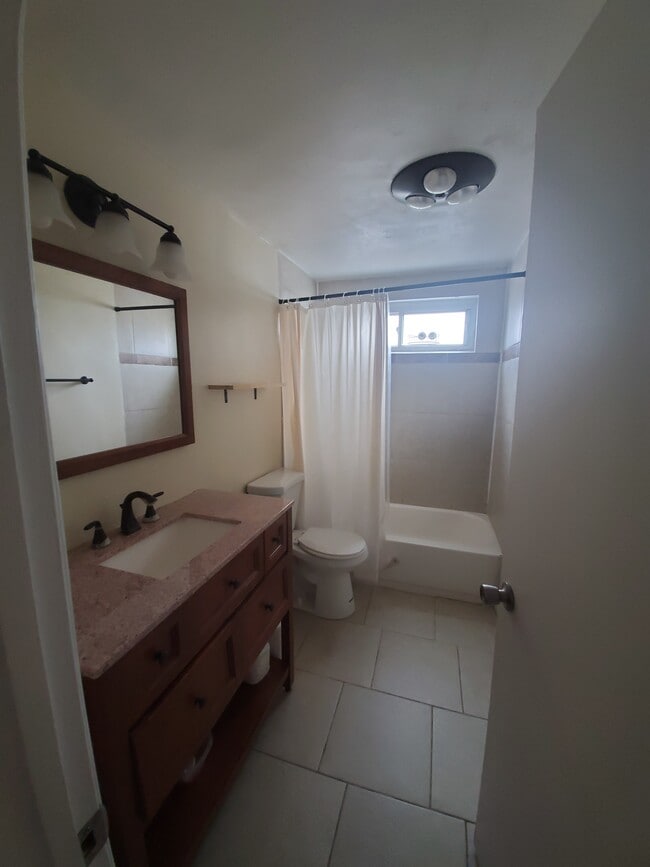 1300 Agate St, Unit B in Redondo Beach, CA - Building Photo - Building Photo