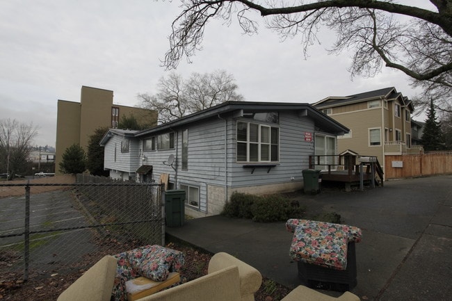12553-12555 35th Ave NE in Seattle, WA - Foto de edificio - Building Photo