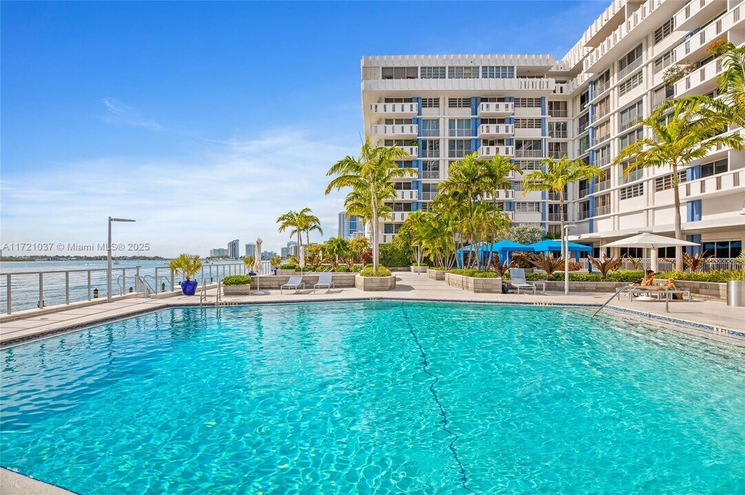 800 West Ave, Unit 736 in Miami Beach, FL - Building Photo