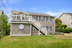 6 Richmond Dr in Westerly, RI - Building Photo