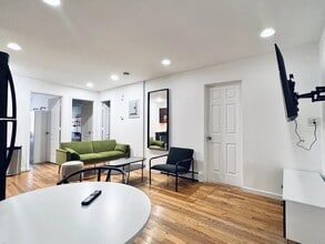 Furnished room/NOT APARTMENT in Brooklyn, NY - Foto de edificio - Building Photo