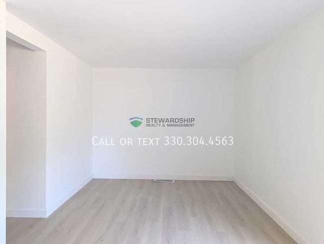 376 Oak Mnr Ave NE in Massillon, OH - Building Photo - Building Photo