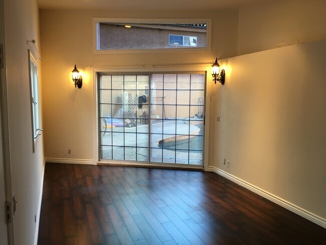 15236 Hesby St in Los Angeles, CA - Foto de edificio - Building Photo