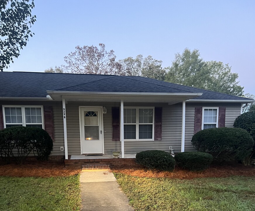 929 Center St, Unit 929 B in Oakboro, NC - Building Photo