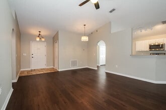 12930 Kings Lake Dr in Gibsonton, FL - Foto de edificio - Building Photo