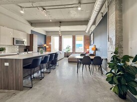 555 Evergreen St in Dallas, TX - Building Photo