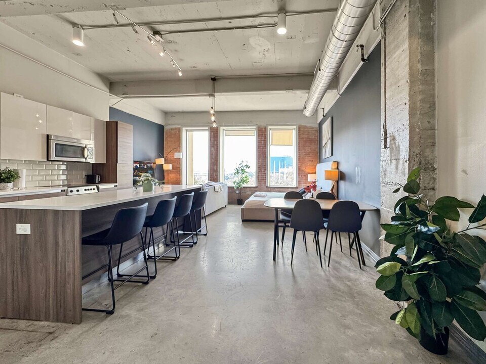 555 Evergreen St in Dallas, TX - Building Photo