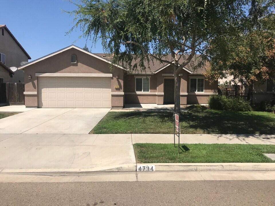 4734 W Reese Ave in Visalia, CA - Building Photo