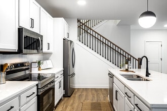 Vanguard Villas in Lee's Summit, MO - Building Photo - Interior Photo