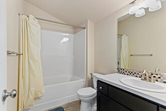 7484 NW 163rd Ter in Portland, OR - Foto de edificio - Building Photo