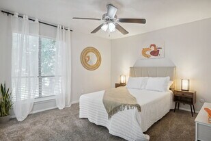 La Fortuna Apartments in Dallas, TX - Building Photo