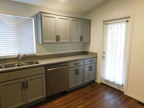 888 Creek Ct NW in Salem, OR - Building Photo - Building Photo