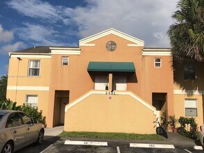 2421 NW 56th Ave, Unit 2-201 in Lauderhill, FL - Building Photo - Building Photo