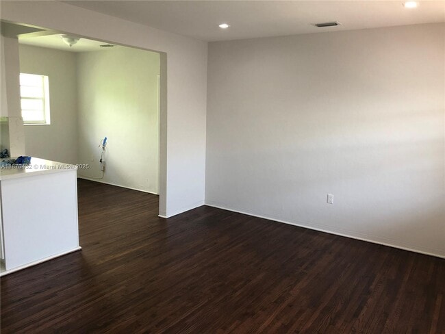 110 Zamora Ave, Unit #4 in Coral Gables, FL - Foto de edificio - Building Photo