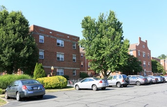 Commonwealth Crossing in Alexandria, VA - Building Photo - Building Photo