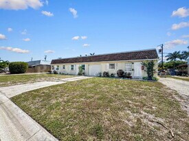 6617 Warwick Cir in Ft. Myers, FL - Building Photo