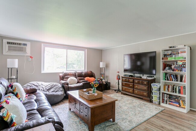 1024 W Trindle Rd in Mechanicsburg, PA - Building Photo - Building Photo