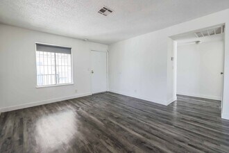 3649 S Van Dyke Ave-Unit -Van Dyke Ave 3649-#C in Las Vegas, NV - Building Photo - Building Photo