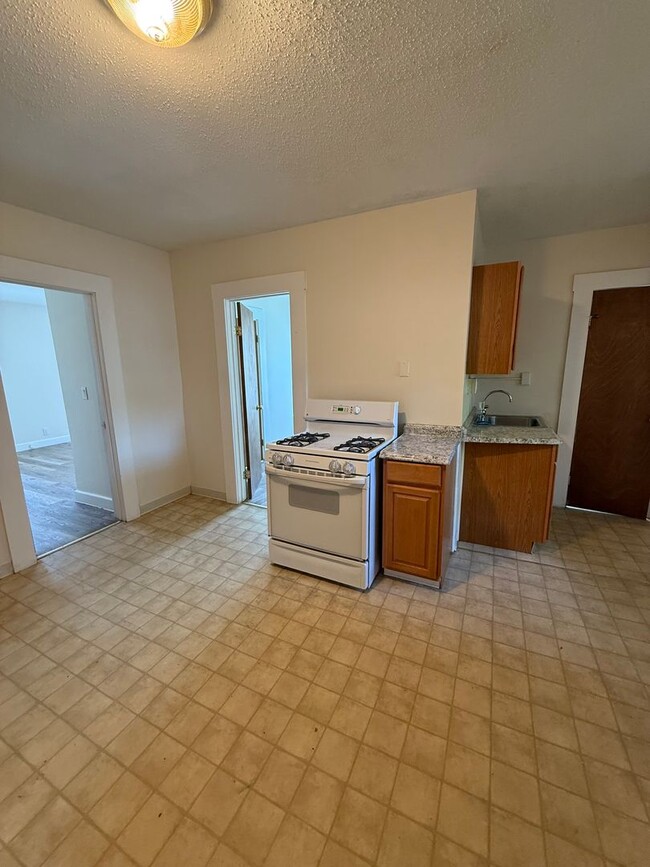 209-209 Glen St in New Britain, CT - Building Photo - Building Photo