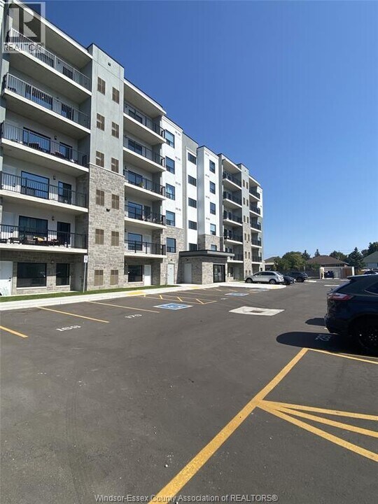 3340 Stella Crescent in Windsor, ON - Building Photo