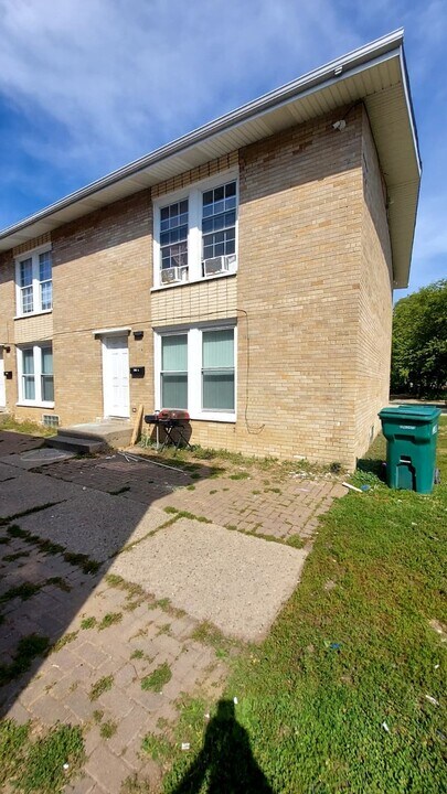 2202 Hebron Ave in Zion, IL - Building Photo