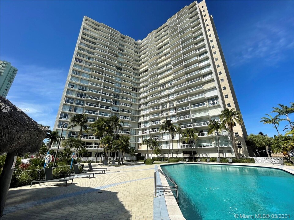 2451 Brickell Ave, Unit 4 in Miami, FL - Building Photo