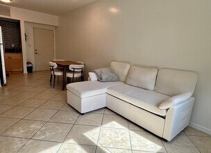 2630 SW 28th St, Unit 20 in Miami, FL - Building Photo - Building Photo