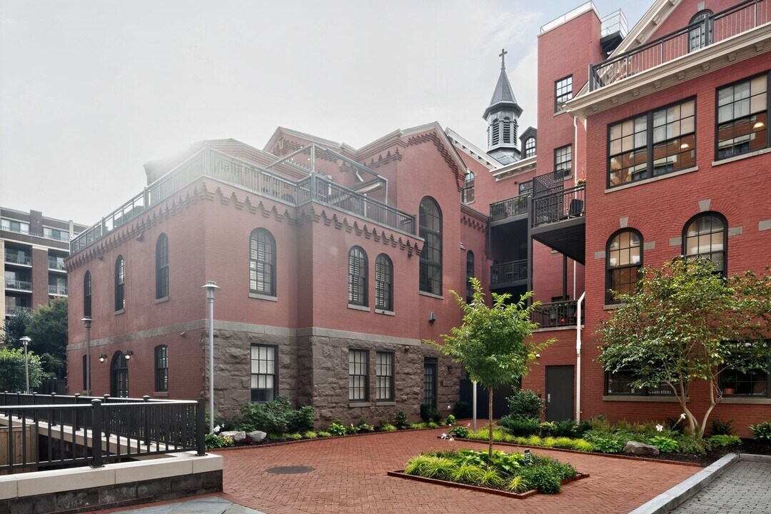 215 I St NE in Washington, DC - Building Photo