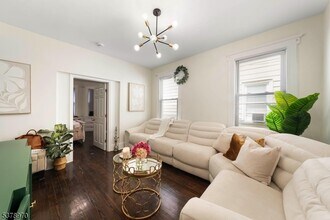19 Lyons Pl in Elizabeth, NJ - Foto de edificio - Building Photo